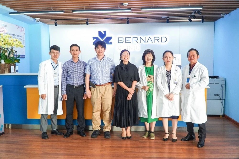 GS. Shirai đánh giá cao định hướng phát triển chuyên môn sâu rộng ở mảng phòng trị ung thư của Bernard Healthcare. Bernard Healthcare đón tiếp chuyên gia ung thư Mỹ, tiếp tục mở rộng hợp tác quốc tế