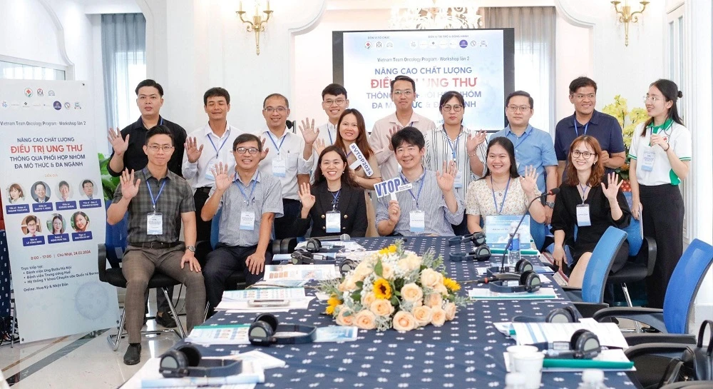 GS Shirai (ở giữa hàng dưới) trực tiếp tham gia V-TOP 2024 với vai trò là “mentor” quốc tế. Bernard Healthcare đón tiếp chuyên gia ung thư Mỹ, tiếp tục mở rộng hợp tác quốc tế