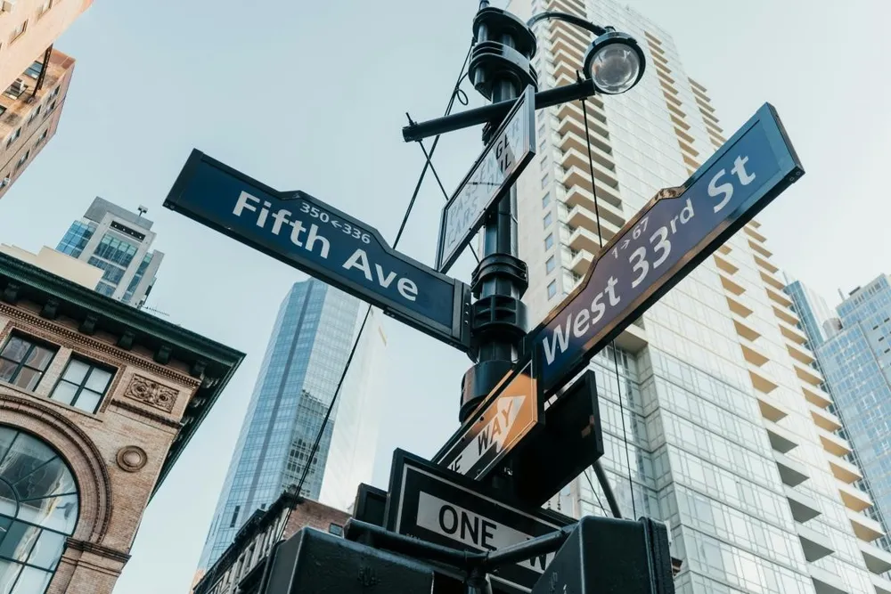 Một góc đại lộ số 5. Ảnh: Unsplash Vì sao các thương hiệu lớn chi bộn để sở hữu mặt bằng tại 'tuyến phố kim cương'?
