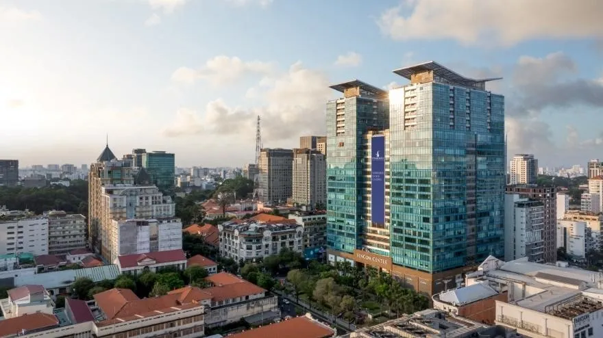Vẻ hiện đại xen lẫn hoài niệm tại trung tâm quận 1. Ảnh: TG Vì sao các thương hiệu lớn chi bộn để sở hữu mặt bằng tại 'tuyến phố kim cương'?