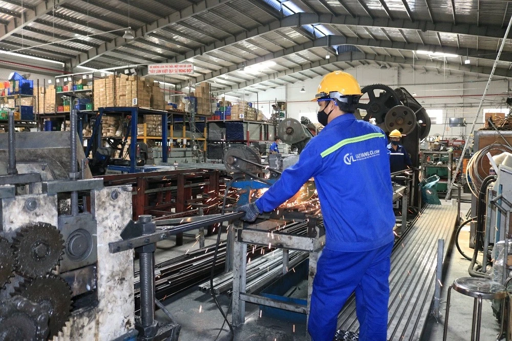 Hoạt động sản xuất tại nhà máy Cát Vạn Lợi Ống thép luồn dây điện Cát Vạn Lợi: Bảo vệ an toàn cho công trình xây dựng