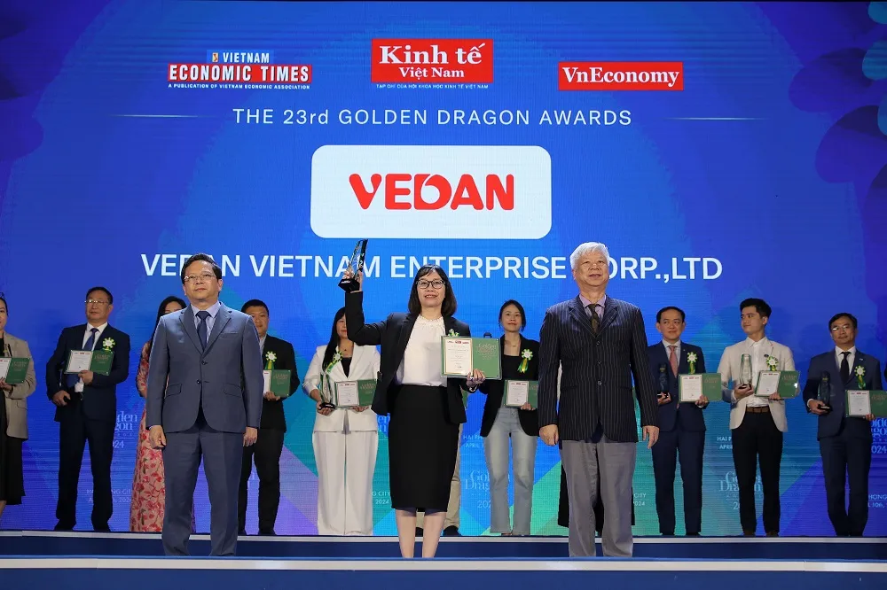 Bà Hà Thị Hòa Bình (Phó Giám đốc) - Đại diện Vedan Việt Nam nhận giải thưởng Rồng Vàng Vedan Việt Nam lần thứ 3 được vinh danh tại giải thưởng Rồng Vàng 2024