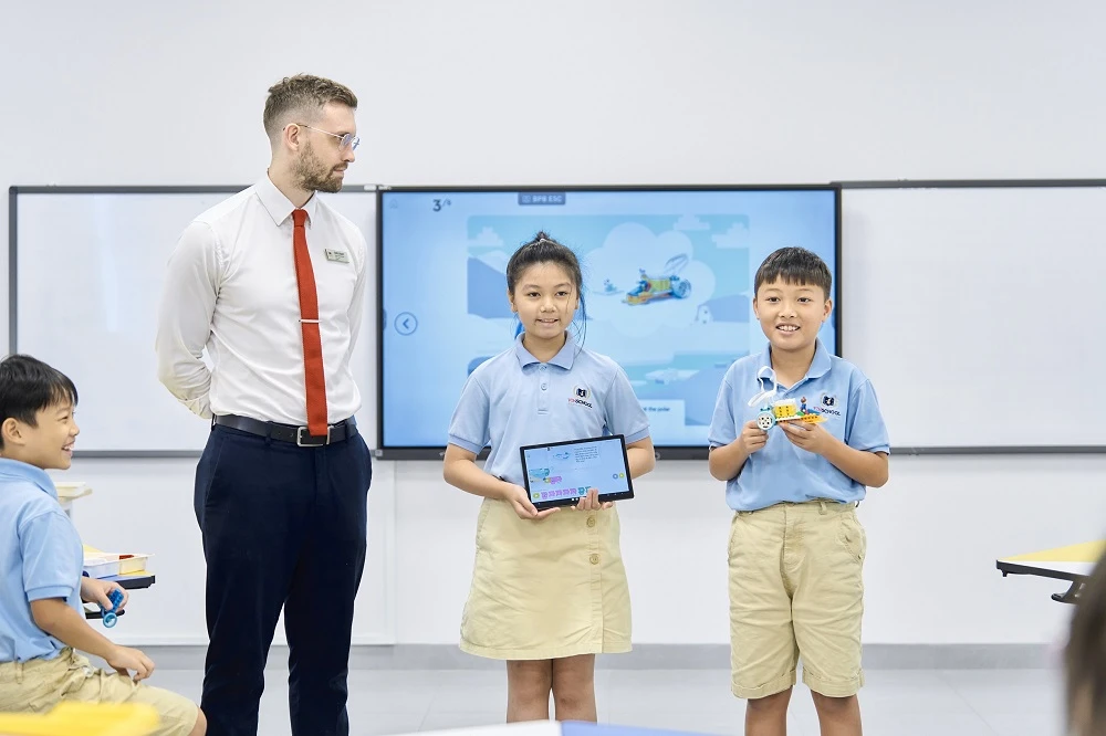Chương trình giáo dục Phổ thông của Vinschool kế thừa những điểm tiên tiến nhất của các chương trình trên thế giới, giúp học sinh phát triển toàn diện cả về năng lực chuyên môn đặc thù, kĩ năng thế kỉ 21 và tư duy bậc cao. Vinschool tuyển sinh khóa đầu tiên tại Phú Quốc