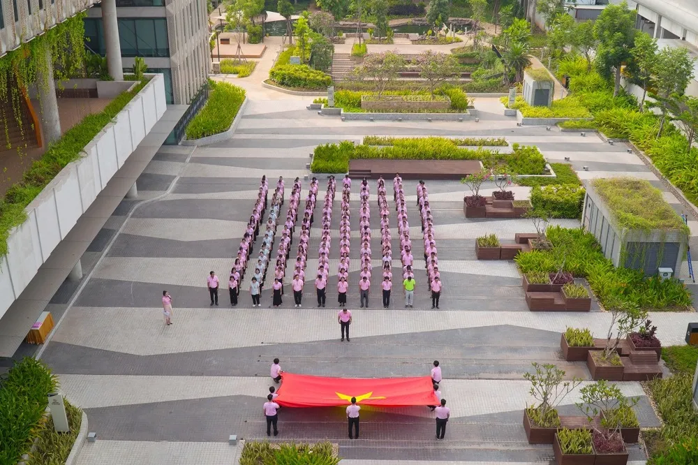 Lễ chào cờ tại Văn phòng chính C.P. Việt Nam Lễ chào cờ đầu tuần đặc biệt của công ty C.P. Việt Nam