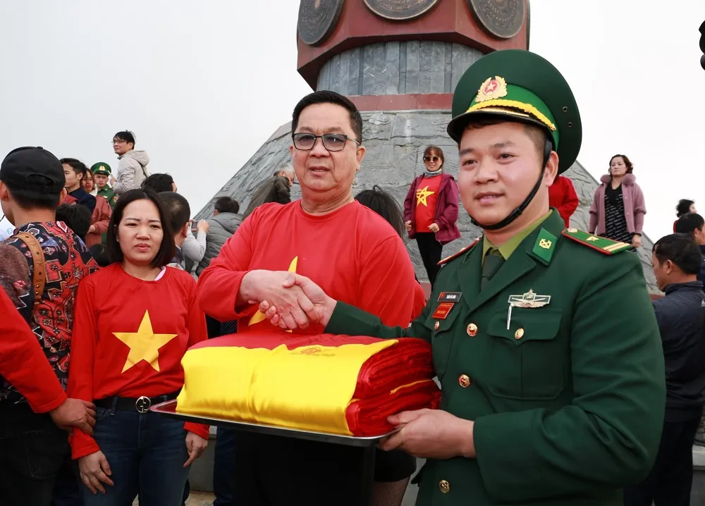 Ông Sooksunt Jiumjayswanglerg vinh dự được trao tặng lá cờ 54 mét vuông tại Lũng Cú, Hà Giang Lễ chào cờ đầu tuần đặc biệt của công ty C.P. Việt Nam