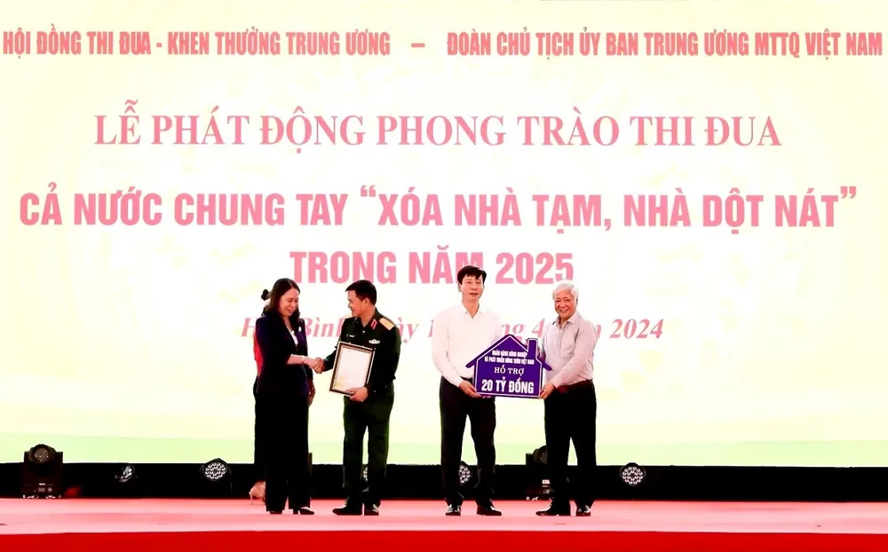 Ông Phạm Đức Tuấn – Thành viên Hội đồng Thành viên, Chủ tịch Công đoàn Agribank (thứ 2 từ phải qua) trao biểu trưng tài trợ 20 tỷ đồng của Agribank Agribank cùng ngành ngân hàng tích cực hưởng ứng phong trào thi đua cả nước chung tay ‘xóa nhà tạm, nhà dột nát’