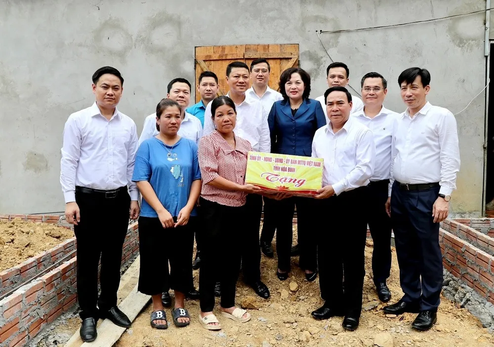 Agribank cùng ngành ngân hàng tích cực hưởng ứng phong trào thi đua cả nước chung tay ‘xóa nhà tạm, nhà dột nát’