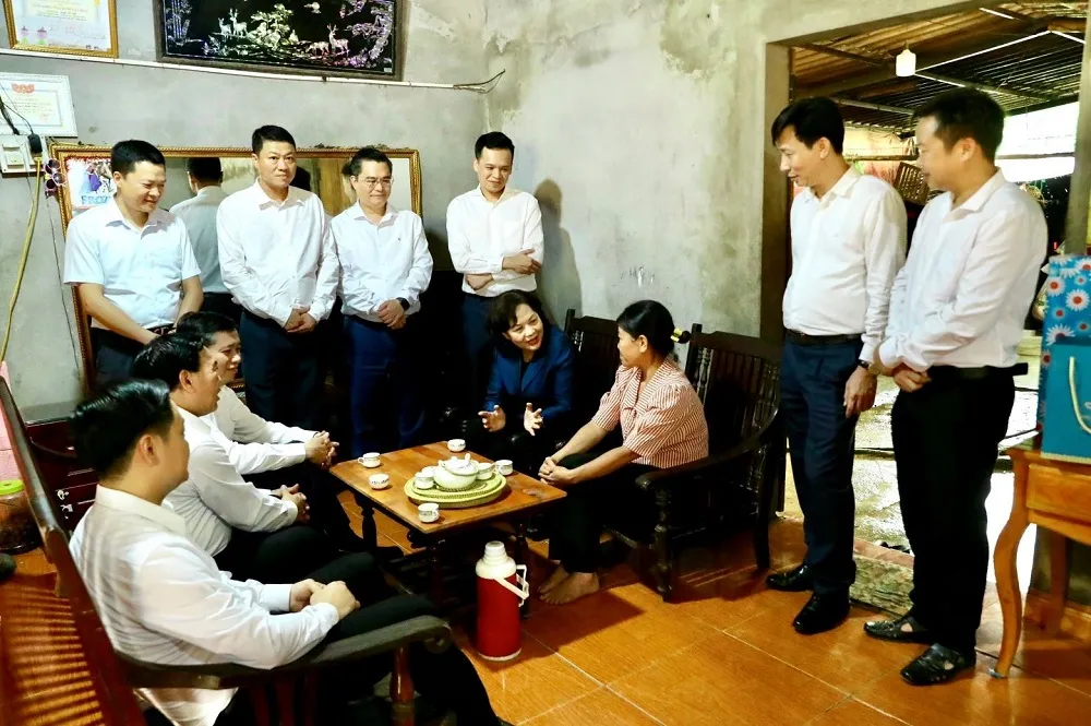Một số hình ảnh TVHĐTV Agribank Phạm Đức Tuấn tham gia Đoàn thăm và tham dự lễ khởi công làm nhà cho hộ gia đình bà Xa Thị Nhượng, dân tộc Mường ở xóm Doi, xã Hiền Lương, huyện Đà Bắc, tỉnh Hòa Bình Agribank cùng ngành ngân hàng tích cực hưởng ứng phong trào thi đua cả nước chung tay ‘xóa nhà tạm, nhà dột nát’
