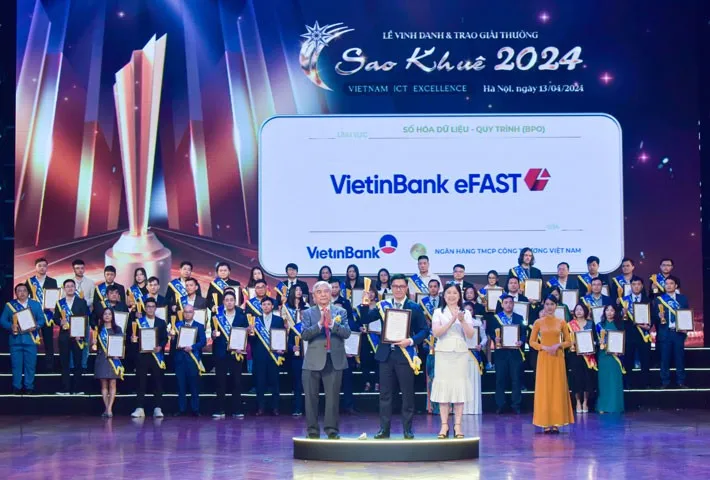 Ông Trần Hoài Nam - Phó Giám đốc Khối KHDN VietinBank nhận Giải thưởng Sao Khuê cho Sản phẩm Giải ngân & Bảo lãnh online dành cho doanh nghiệp trên nền tảng VietinBank eFAST VietinBank đạt 2 Giải thưởng Sao Khuê năm 2024
