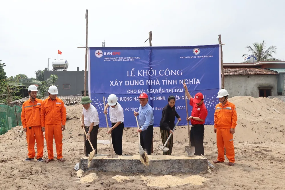 Điện lực Quảng Bình hỗ trợ 300 triệu đồng xây dựng nhà tình nghĩa