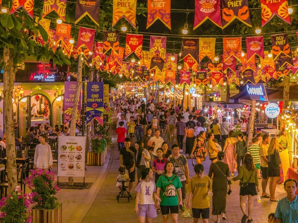 Chợ đêm Vui Phết - Tụ điểm ăn chơi sôi động bậc nhất Phú Quốc hiện nay. Thị trấn Hoàng Hôn Phú Quốc - Điểm đến gần hấp dẫn nhất cho khách phía Nam dịp 30-4