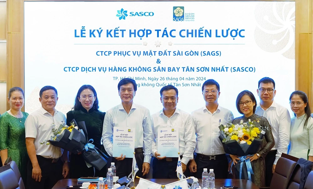 Ông Nguyễn Văn Hùng Cường - Tổng giám đốc SASCO (bên phải) và ông Đặng Tuấn Tú, Chủ tịch Hội đồng quản trị SAGS (bên trái) thực hiện ký kết hợp tác SASCO- SAGS: Hai thương hiệu lớn ngành Hàng không ký kết hợp tác chiến lược