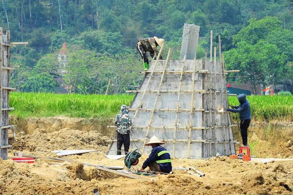 Vượt nắng nóng, thi công đường dây 500 KV mạch 3 xuyên lễ