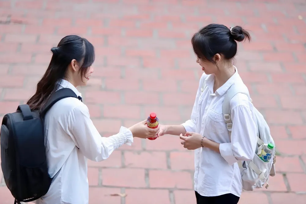 Ngoài thay đổi lịch học của các trường, nhiều sĩ tử chọn cách làm mát cơ thể với Trà Thanh Nhiệt Dr Thanh để học tập, ôn luyện hiệu quả hơn. Căng mình ôn thi trong nắng nóng như đổ lửa: Làm gì giúp sĩ tử tươi mát mỗi ngày?