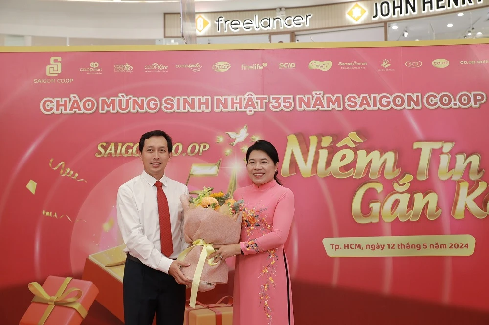 Ông Vũ Anh Khoa, Chủ tịch HĐQT Saigon Co.op và bà Nguyễn Trần Phượng Trân, Chủ tịch Hội Liên hiệp Phụ nữ TP.HCM tại chương trình sinh nhật 35 tuổi Saigon Co.op - Nhà bán lẻ thuần Việt lâu đời nhất Việt Nam