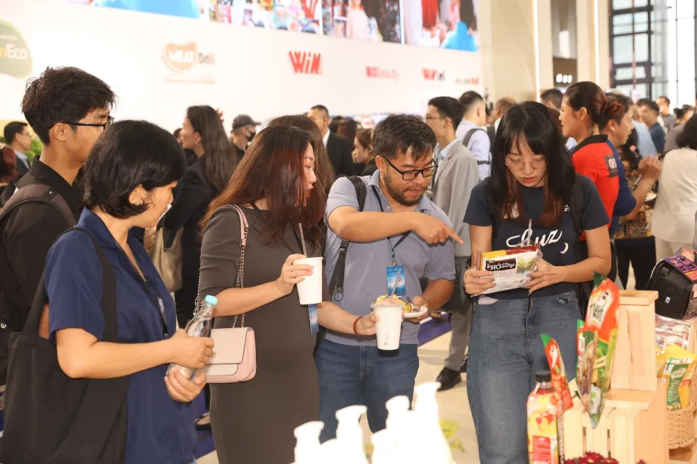 Khách mời hào hứng trải nghiệm sản phẩm Phở Story tại ĐHĐCĐ Masan 2024 Masan Group tái cấu trúc danh mục đầu tư, tập trung nguồn lực cho mảng tiêu dùng bán lẻ