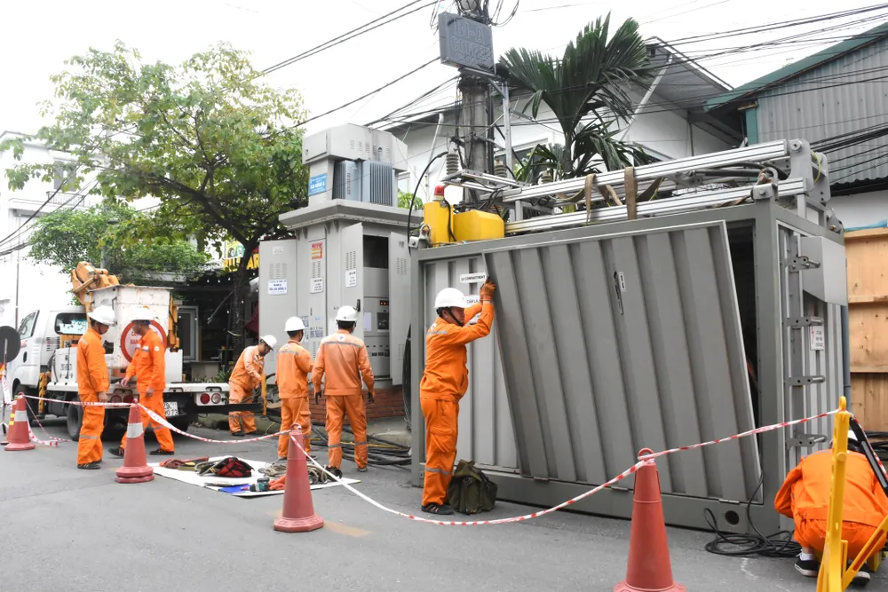 EVNHANOI áp dụng giải pháp sử dụng Trạm biến áp hợp bộ 630kVA trong công tác thí nghiệm, bảo dưỡng định kỳ. EVNHANOI đưa ra giải pháp vận hành hệ thống điện ổn định mùa nắng nóng