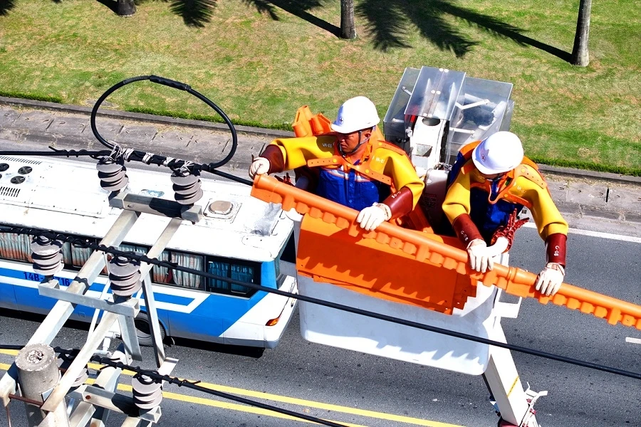 Công nhân Đội Hotline PC Quảng Ninh sửa chữa, đấu nối Hotline theo yêu cầu của khách hàng EVNNPC: Đảm bảo vận hành hệ thống điện ổn định, an toàn mùa nắng nóng