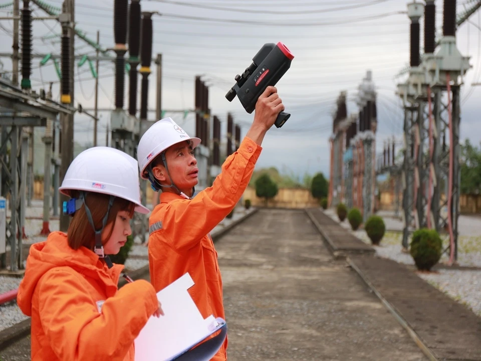Công nhân đội QLVH lưới điện cao thế Lào Cai kiểm tra lưới điện bằng camera nhiệt EVNNPC: Đảm bảo vận hành hệ thống điện ổn định, an toàn mùa nắng nóng