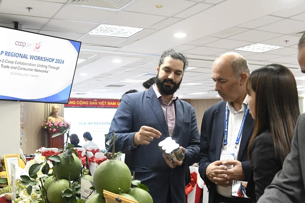 Đại biểu tham quan hàng hóa do các hợp tác xã trưng bày Saigon Co.op tổ chức hội thảo hợp tác xã quốc tế