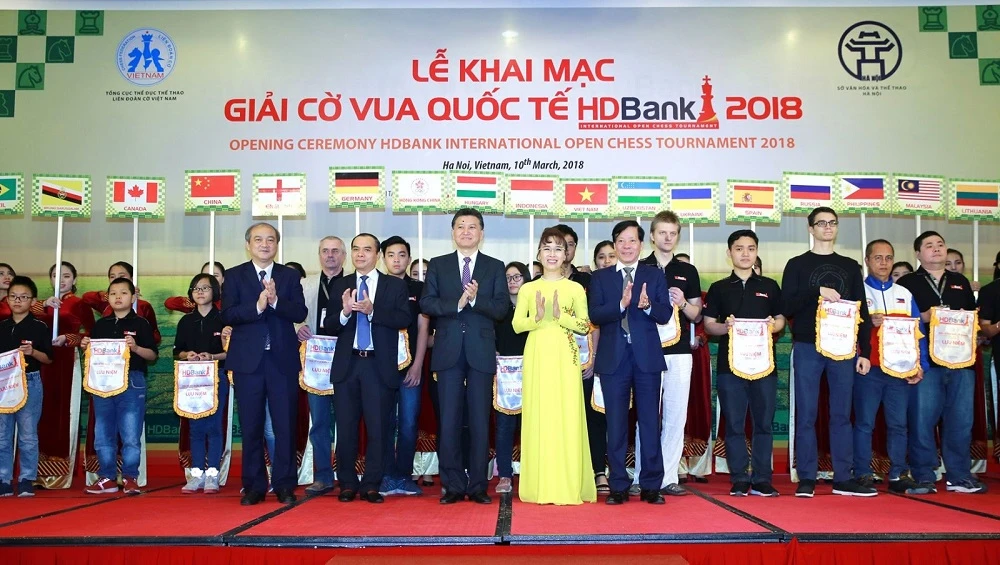 Chiến lược thực thi ESG tại HDBank mở rộng hoạt động đầu tư, đồng hành trong các lĩnh vực Văn hóa - Thể thao, Giáo dục, Y tế, Cơ sở hạ tầng nhà ở - Giao thông... Qua đó góp phần cùng trí tuệ, tài năng của Việt Nam vươn tầm thế giới như với cờ vua, bóng đá futsal... HDBank - Ngân hàng đầu tiên công bố Báo cáo về Phát triển bền vững năm 2024