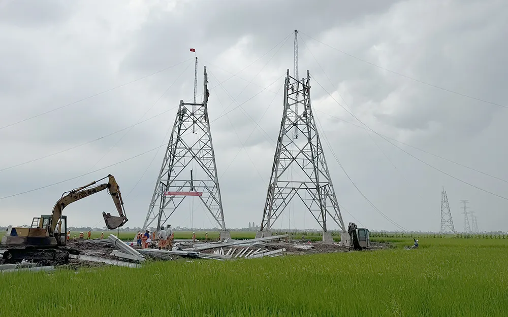 Công ty Truyền tải điện 1 tham gia dựng cột vị trí 17 Dự án đường dây 500kV NMNĐ Nam Định I – Thanh Hóa. EVNNPT huy động nhân lực ba miền, tăng tốc dựng cột, kéo dây Dự án đường dây 500kV mạch 3