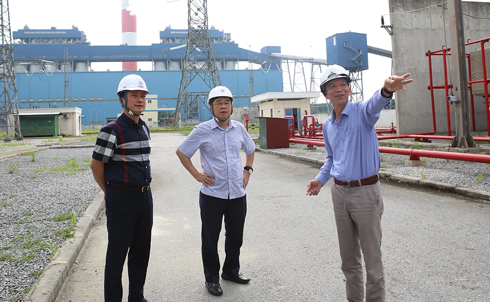 Lãnh đạo EVNNPT kiểm tra công tác vận hành trước mùa nắng nóng năm 2024 tại Trạm biến áp 500kV Nghi Sơn. EVNNPT đẩy mạnh ứng dụng khoa học công nghệ trong quản lý vận hành lưới điện truyền tải.