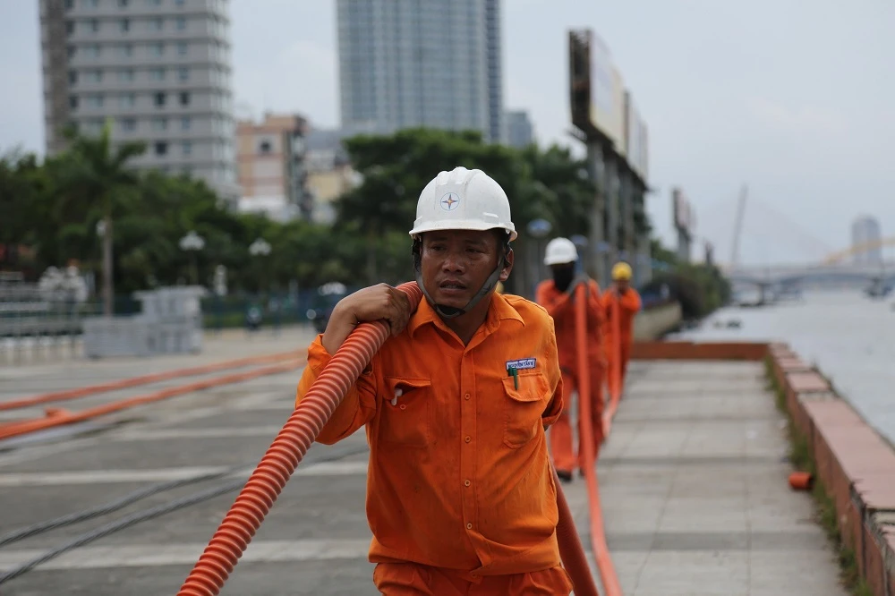 Công nhân kéo dây hạ áp cấp điện tại khu vực đường Trần Hưng Đạo. Chuẩn bị phục vụ cấp điện cuộc thi Pháo hoa quốc tế Đà Nẵng 2024