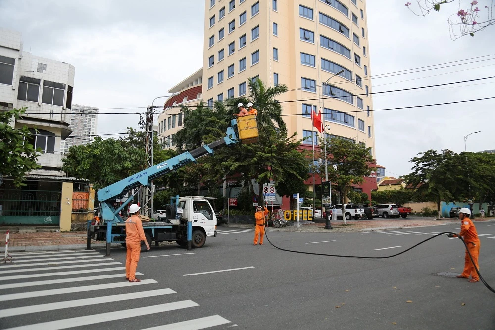 Kéo dây cấp điện tại khu vực bắn pháo hoa. Chuẩn bị phục vụ cấp điện cuộc thi Pháo hoa quốc tế Đà Nẵng 2024