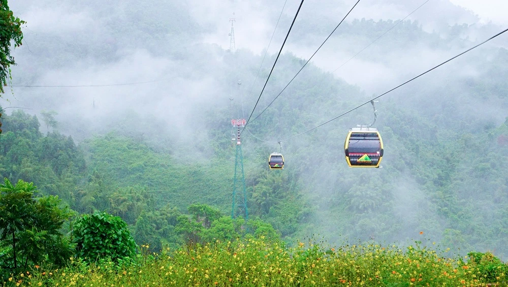 Trải nghiệm “săn mây” tại Cổng Trời Đông Giang ở độ cao 800m so với mặt nước biển giúp du khách chiêm ngưỡng toàn cảnh núi rừng hùng vĩ. Ảnh: PT. Độc đáo điểm ‘săn mây’ ở độ cao 800m tại Cổng Trời Đông Giang