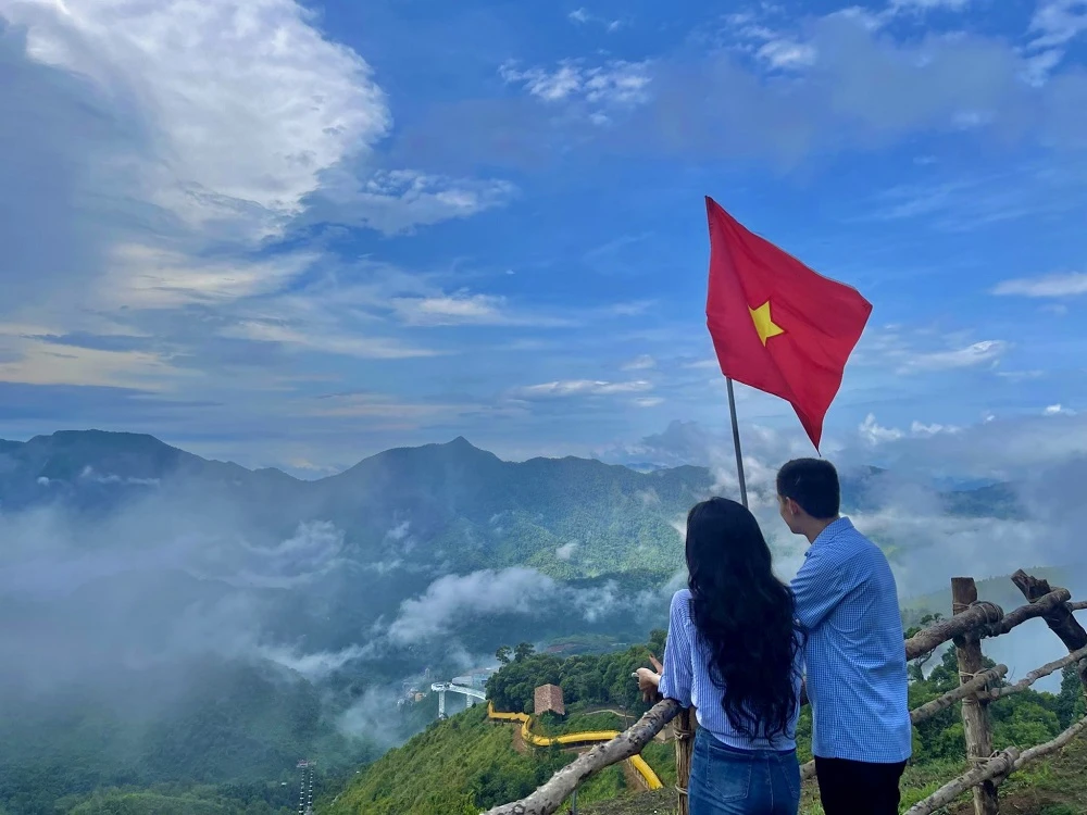Tuyến cáp treo Cổng Trời Đông Giang phục vụ hoàn toàn miễn phí và lý tưởng cho du khách trải nghiệm “săn mây”. Ảnh: PT. Độc đáo điểm ‘săn mây’ ở độ cao 800m tại Cổng Trời Đông Giang