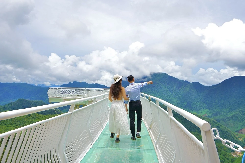Cổng Trời Đông Giang đang là điểm đến không thể bỏ qua của du khách khi tới miền Trung. Ảnh: PT. Độc đáo điểm ‘săn mây’ ở độ cao 800m tại Cổng Trời Đông Giang