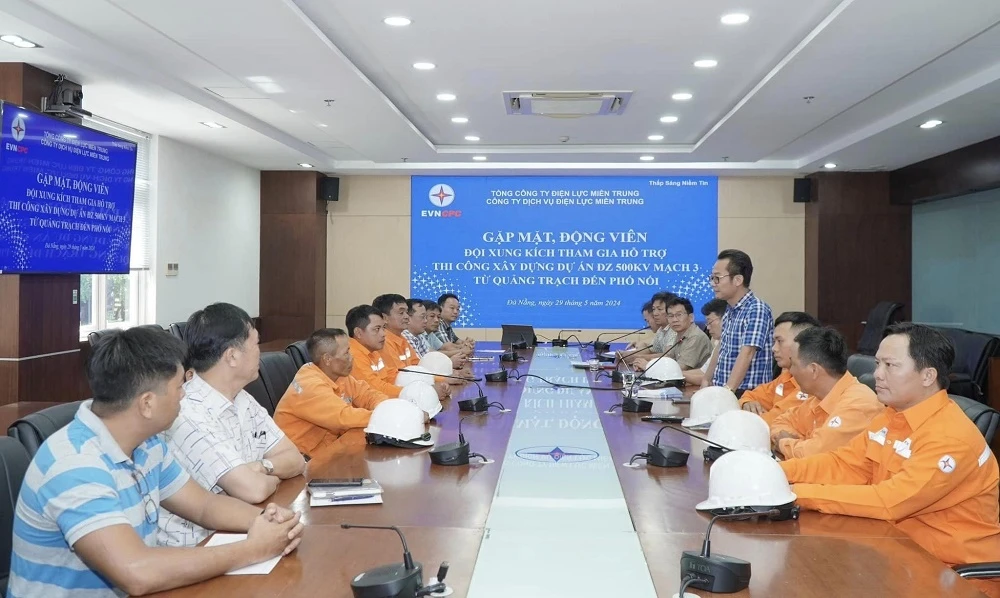 Các kỹ sư, công nhân được huy động hỗ trợ thi công xây dựng dự án đường dây 500kV mạch 3 từ Quảng Trạch đến Phố Nối. EVNCPC đồng loạt ra quân hỗ trợ dự án đường dây 500kV mạch 3 Quảng Trạch - Phố Nối
