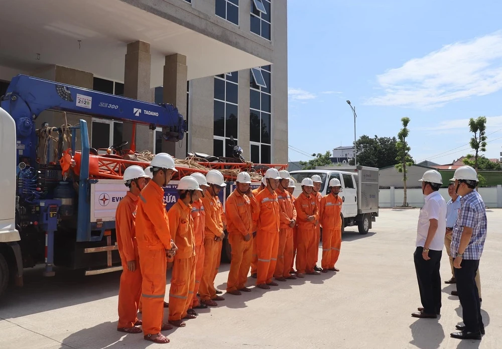 Đội xung kích lên đường với quyết tâm hoàn thành nhiệm vụ. EVNCPC đồng loạt ra quân hỗ trợ dự án đường dây 500kV mạch 3 Quảng Trạch - Phố Nối