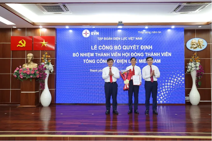 Trao Quyết định điều động và bổ nhiệm đồng chí Bành Đức Hoài giữ chức vụ Thành viên Hội đồng thành viên EVNSPC EVNSPC: Công bố các Quyết định kiện toàn công tác cán bộ