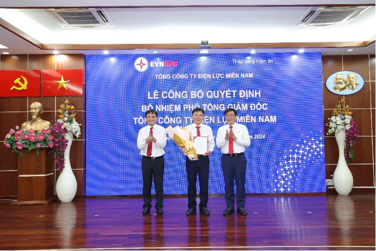 Trao Quyết định điều động, bổ nhiệm ông Đào Hòa Bình giữ chức vụ Phó Tổng Giám đốc EVNSPC EVNSPC: Công bố các Quyết định kiện toàn công tác cán bộ