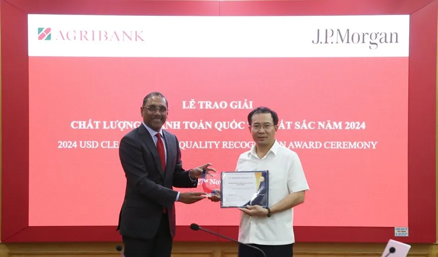 Phó Tổng Giám đốc Đoàn Ngọc Lưu thay mặt Agribank nhận giải thưởng từ Ngân hàng JPMorgan Agribank vinh dự nhận giải thưởng “Chất lượng Thanh toán quốc tế xuất sắc năm 2024” từ JPMorgan