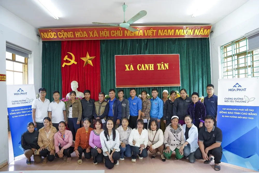 Điểm trao quà tại xã Canh Tân, huyện Thạch An, tỉnh Cao Bằng CBCNV Tập đoàn Hòa Phát trao trực tiếp 1.194 suất quà tới đồng bào tỉnh Cao Bằng
