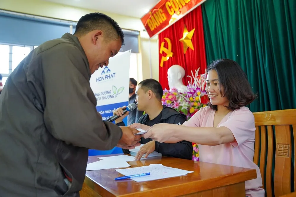 Chị Lại Thị Quyên, Phó phòng Tổ chức Công ty Thép Hòa Phát Hưng Yên vinh dự khi đại diện cho hơn 32.000 CBCNV toàn Tập đoàn trao quà tận tay cho người dân tỉnh Cao Bằng CBCNV Tập đoàn Hòa Phát trao trực tiếp 1.194 suất quà tới đồng bào tỉnh Cao Bằng