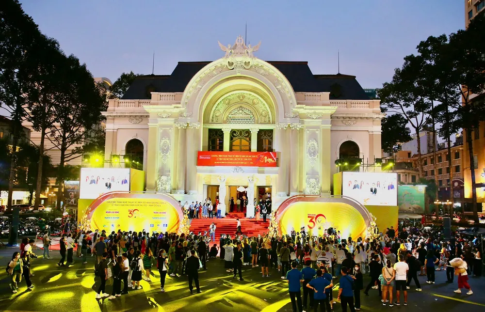 buc-tranh-nghe-thuat-an-tuong-va-da-sac-duoc-ve-tai-giai-mai-vang-lan-thu-30-202 (1).jpg