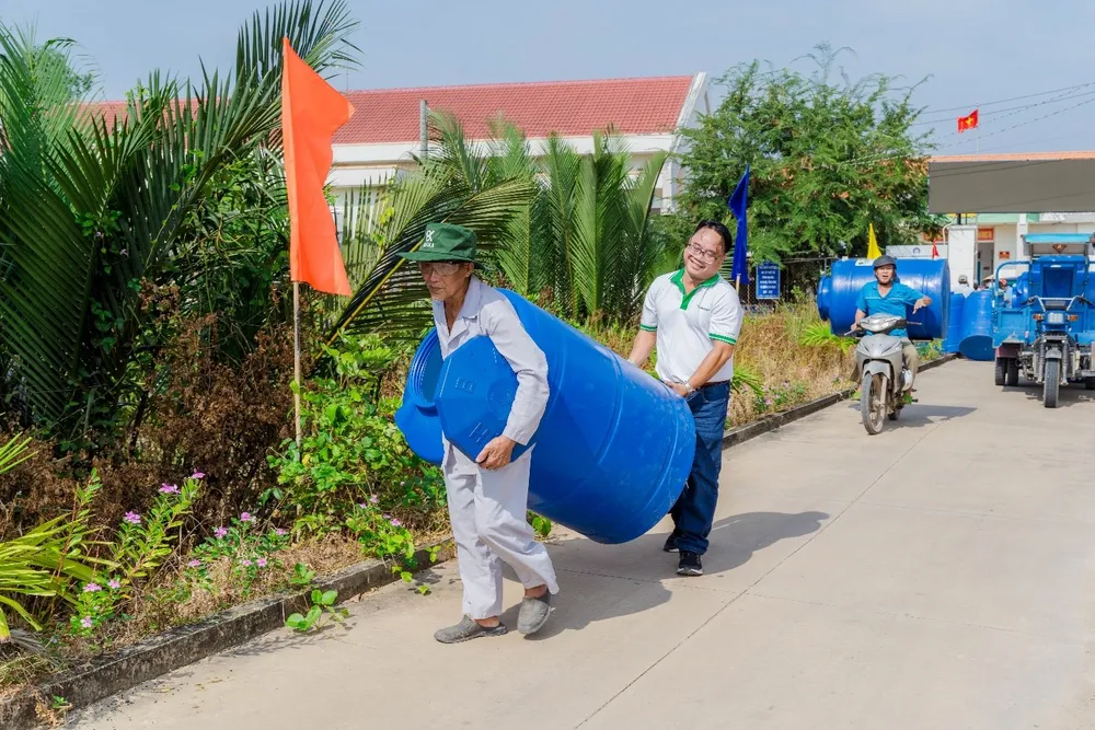 FE CREDIT mang bồn chứa nước đến với bà con vùng hạn mặn