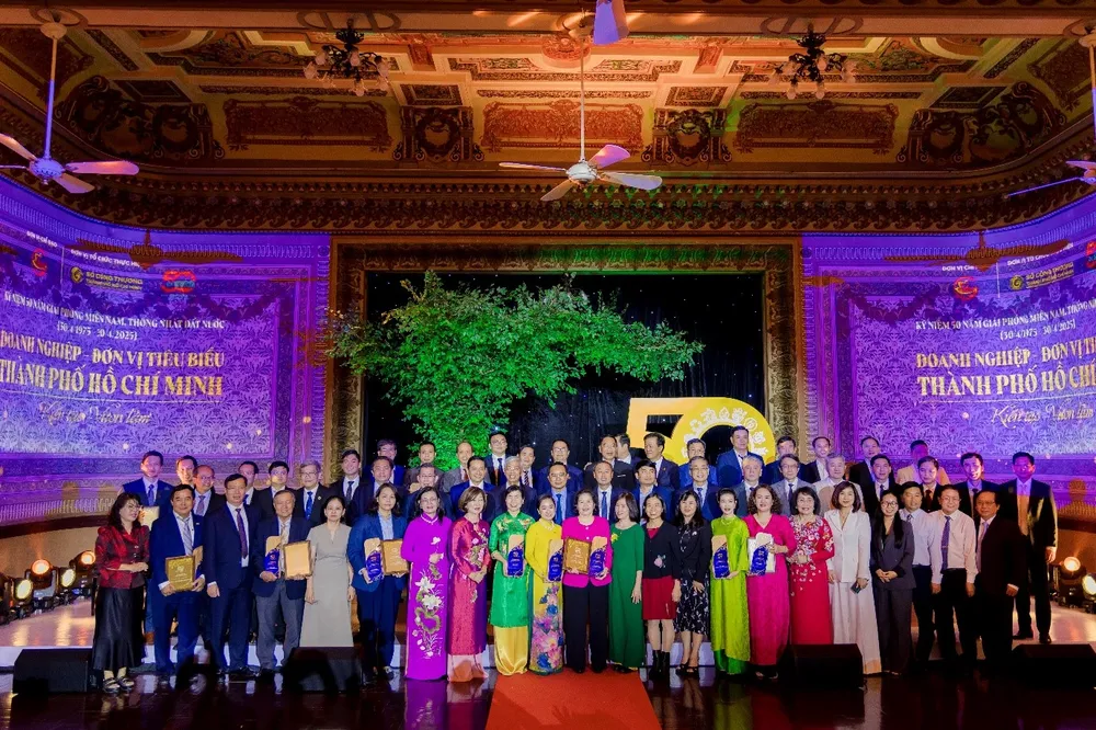 Đại diện 50 doanh nghiệp cùng lãnh đạo thành phố tại lễ trao giải Các sản phẩm của Masan Consumer được UBND TP.HCM vinh danh