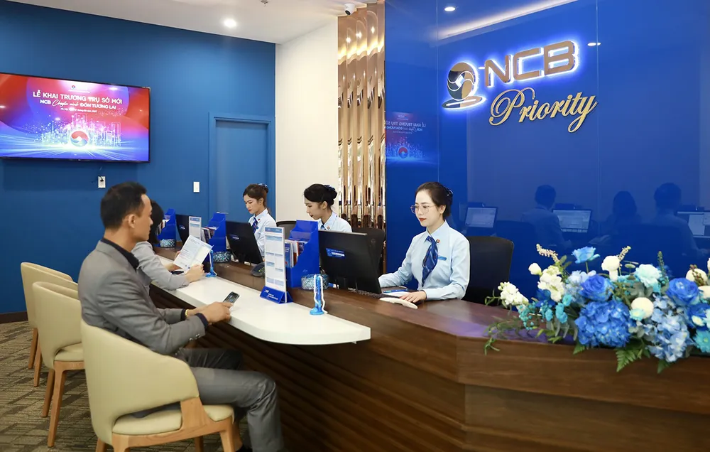 Khách hàng giao dịch tại NCB. NCB thông báo thay đổi địa điểm đặt trụ sở chi nhánh Đồng Tháp