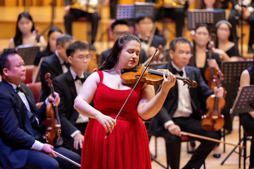 Sara Dragan có phần trình diễn đầy kỹ thuật và cảm xúc. Sara Dragan và Dàn nhạc Giao hưởng Hà Nội thăng hoa trong đêm nhạc Tchaikovsky