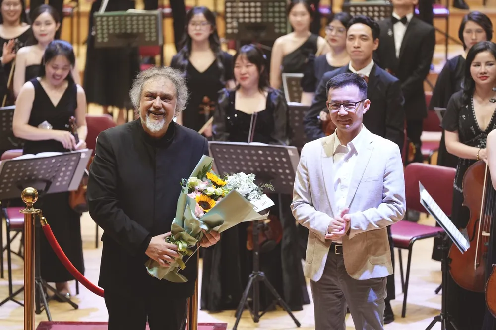 Đại diện ROX Group chúc mừng thành công của hoà nhạc “Tchaikovsky Night”. Sara Dragan và Dàn nhạc Giao hưởng Hà Nội thăng hoa trong đêm nhạc Tchaikovsky