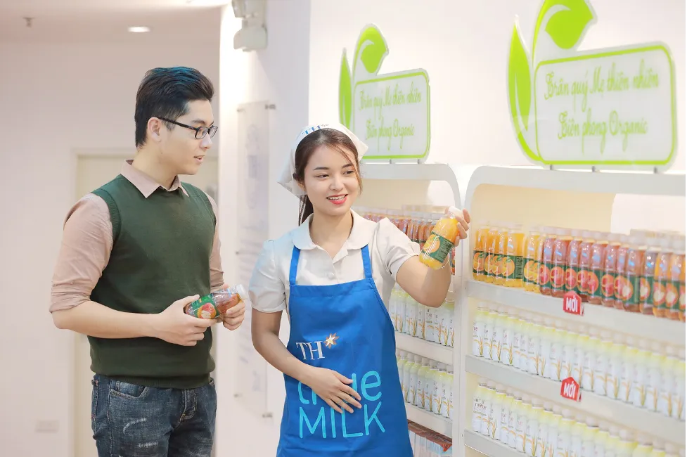 Khách hàng xem sản phẩm đồ uống ở một cửa hàng TH true mart. Đây là các sản phẩm đến từ các nhà máy đã trung hòa carbon của Tập đoàn TH. Ảnh: Bảo Anh Tiên phong trung hòa carbon, TH nắm lợi thế lớn trong xu hướng tiêu dùng hiện đại