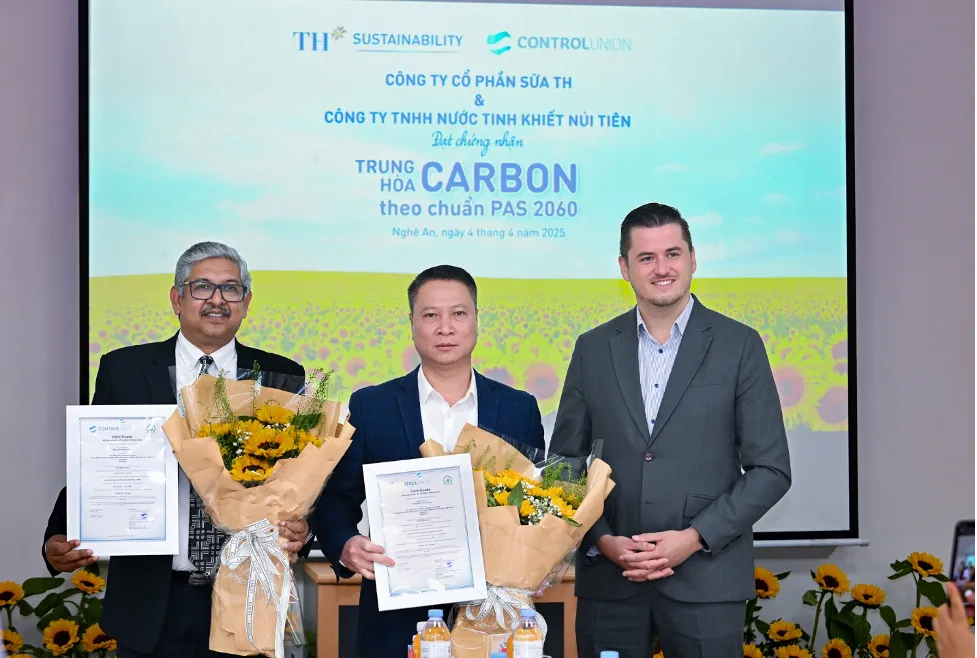 Công ty Cổ phần Sữa TH và Công ty TNHH Nước tinh khiết Núi Tiên đạt chứng nhận trung hòa carbon quốc tế. Ảnh: Việt Hùng Tiên phong trung hòa carbon, TH nắm lợi thế lớn trong xu hướng tiêu dùng hiện đại