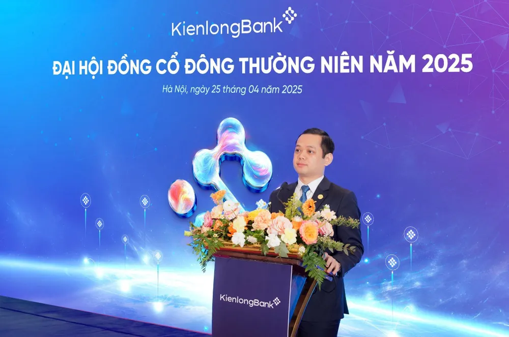 Ông Trần Hồng Minh - Quyền Tổng Giám đốc chia sẻ thông tin với cổ đông tại Đại hội ĐHĐCĐ thường niên KienlongBank: Thông qua kế hoạch tăng trưởng 24% năm 2025