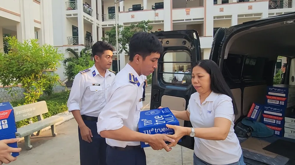 TH true MILK tiếp sức chiến sĩ diễu binh ngay trên thao trường, sẵn sàng cho Đại lễ 30-4