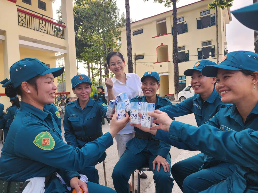 TH true MILK tiếp sức chiến sĩ diễu binh ngay trên thao trường, sẵn sàng cho Đại lễ 30-4